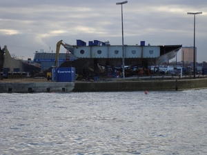 brug lands de kant van het stad