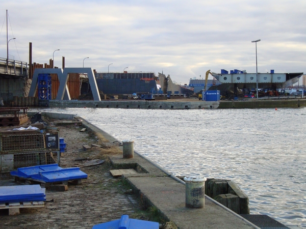 De nieuwe peilers met ernaast de brug