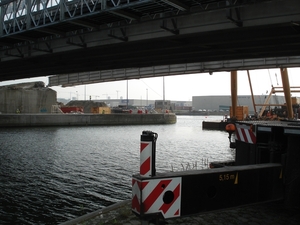 Weg nemen van het eerste gedeelte v/d oude brug