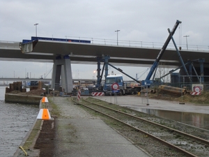 Het noordelijk brugdeel is reeds geplaatst 03/12/2009