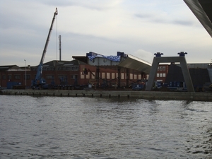 Voorbereiding om brug op zijn plaats te leggen