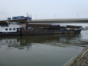 Dan  werd de brug gedraaid op het ponton