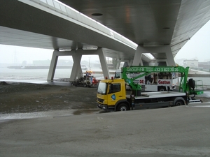 De firma van Wegmarkeringen schuilt onder de brug