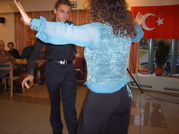 hij kijkt in haar ogen