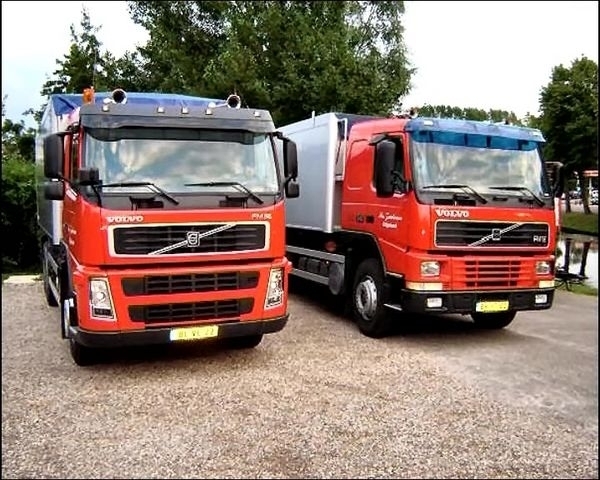 2 x Volvo