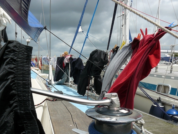 natte zeilkleding na 8 Beaufort..