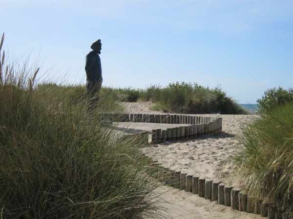 standbeeld in duinen