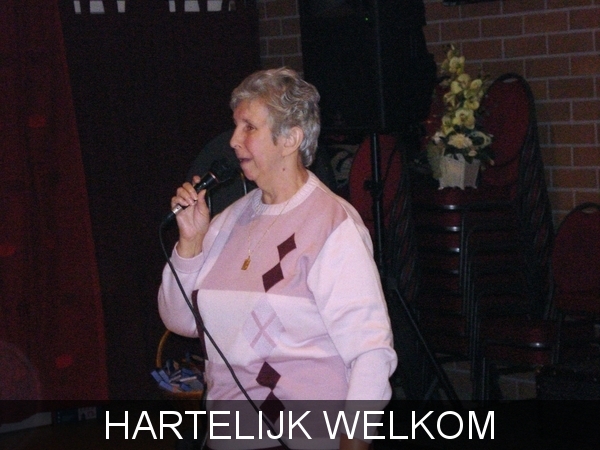 DE VOORZITSTER VERWELKOMT IEDEREEN
