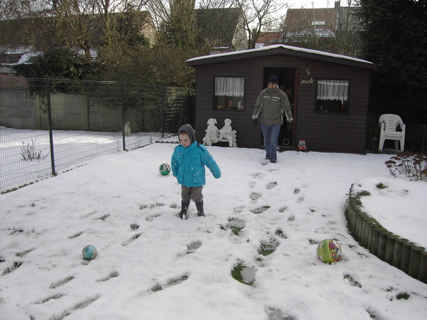 voetbal in de sneeuw
