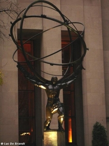2009_11_13 NY 227L Atlas International Building Rockefeller Cente