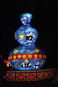 Een enorme vaas gemaakt van tig flesjes!