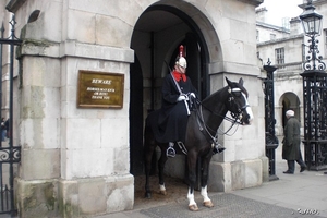 Op wach voor de cavaleriekazerne.