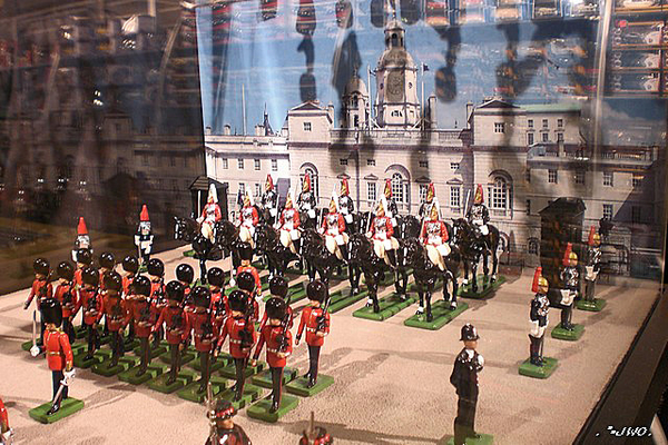 Horse Parade in een vitrinekast.