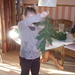 Joyna helpt mee kertboom opzetten 12-12-2009 (1)