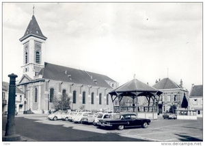 dorpsplein uitzicht kiosk en kerk