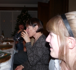 2009_12_31 18 Kortrijk Paul-Ann - Mieke, Elisa, Paul - drinken