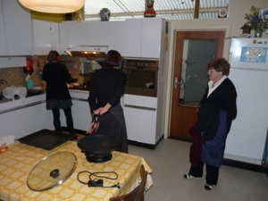 2009_12_27 09 Kemmel - keuken - Kathleen, Mieke, moetje (beetje b