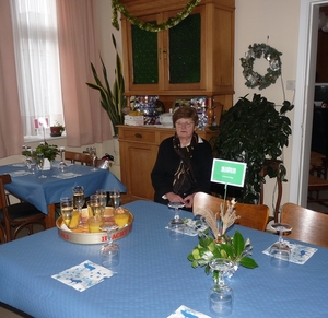 2009_12_27 14 Kemmel - caf - moetje alleen stoel met glazen - ge