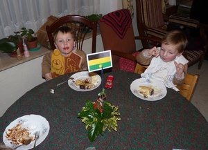 2009_12_27 59 Kemmel - Julius en Edward eten taart