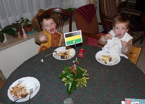 2009_12_27 60 Kemmel - Julius en Edward eten taart