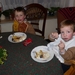 2009_12_27 61 Kemmel - Julius en Edward eten taart