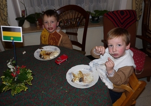 2009_12_27 61 Kemmel - Julius en Edward eten taart