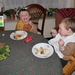 2009_12_27 62 Kemmel - Julius en Edward eten taart - gekke bekken