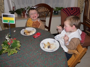 2009_12_27 62 Kemmel - Julius en Edward eten taart - gekke bekken