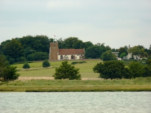 Kerkje met lichtbakentoren op de river 