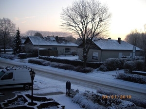 ONZE STRAAT IN DE SNEEUW 4-1-2010