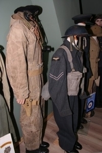 Brits winter tank uniform en RAF corporal uniform