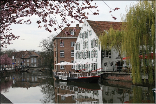 Lente in Lier,bloemen,bomen,water,brug,architectuur,boot
