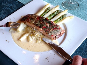 Zalm op bedje van asperges