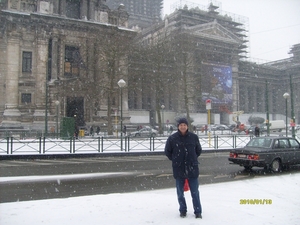 Giuseppe voor het oude justitiepaleis in Brussel