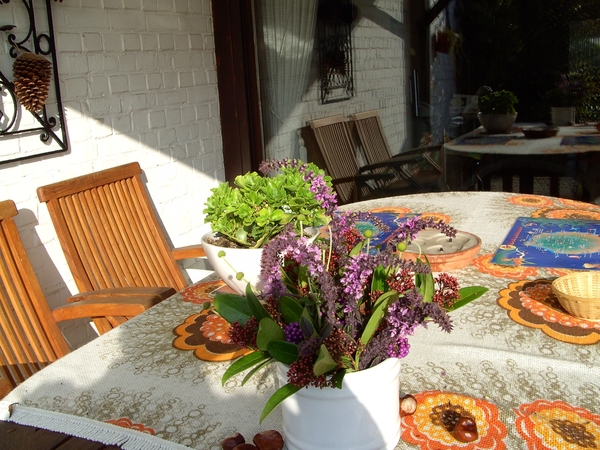 herfststukje met basilicumbloemen