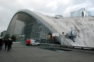 038  Parijs La Defense en metro