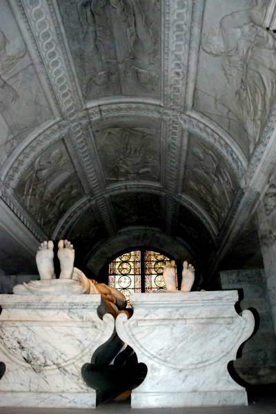159  Parijs Basiliek van Saint-Denis - crypte