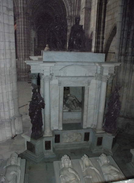 181  Parijs Basiliek van Saint-Denis - crypte
