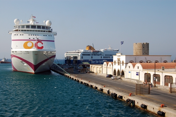 567 Rodos wandeling over boulevard