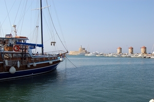 575 Rodos wandeling over boulevard