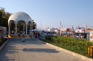 580 Rodos wandeling over boulevard