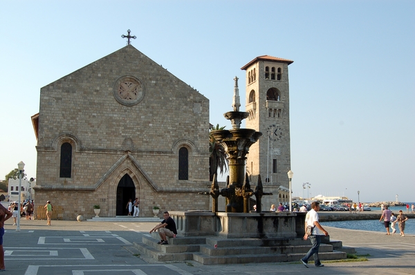 582 Rodos wandeling over boulevard