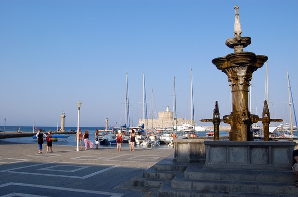 585 Rodos wandeling over boulevard