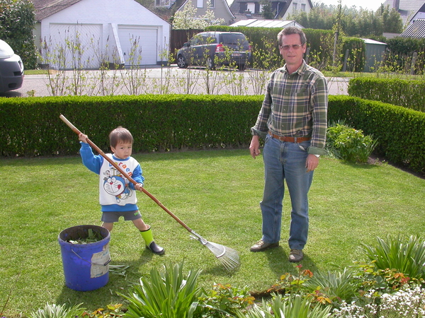 MET OPA IN DE TUIN APRIL 2010