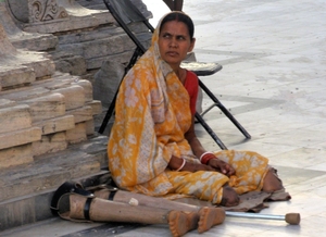 bedelaarster in tempel