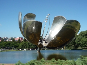 1c Buenos Aires _Recoleta _Floralis generica beeld op de Plaza Na