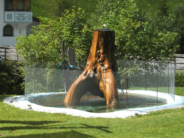 Een sculptuur van een boomwortel