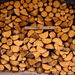 Mooi gestapeld brandhout