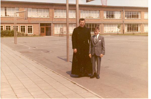 Plechtige kommunie met een sympathieke broeder op de binnenkoer