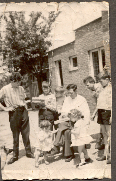 Een foto uit de oude doos van thuis: ik met taart